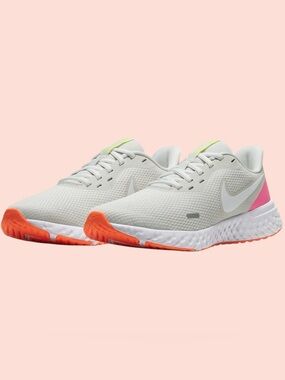 Nike Women's Revolution 5